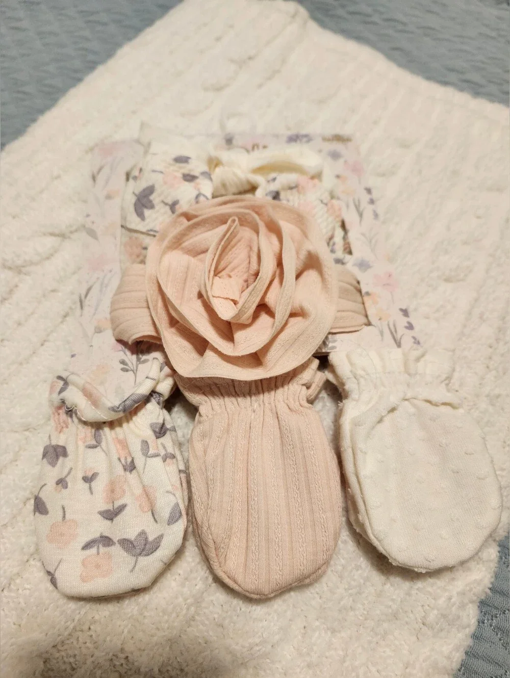 Cream Plush Baby Blanket & A Set Of 3 Head Bands And 3 Pairs Of Mittens
